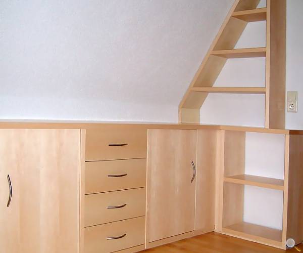 Individueller Einbauschrank unter Dachschräge.