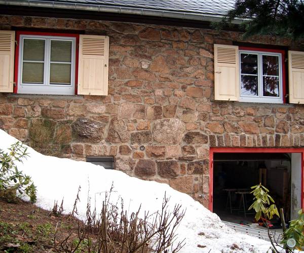 Individuell gefertigter Fensterladen mit Lamellen.