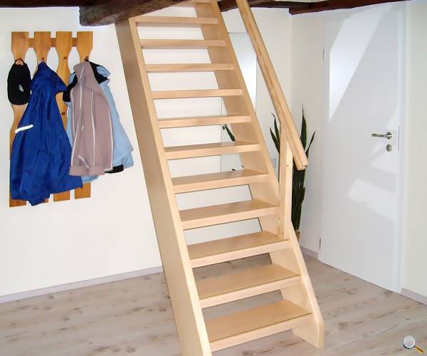 "Steile" gerade Treppe ins Dachgeschoss. 